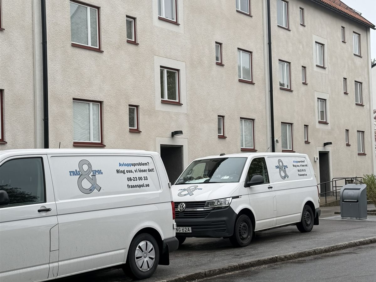 Fräs & Spol spolbilar parkerade utanför flerbostadshus i Stockholm